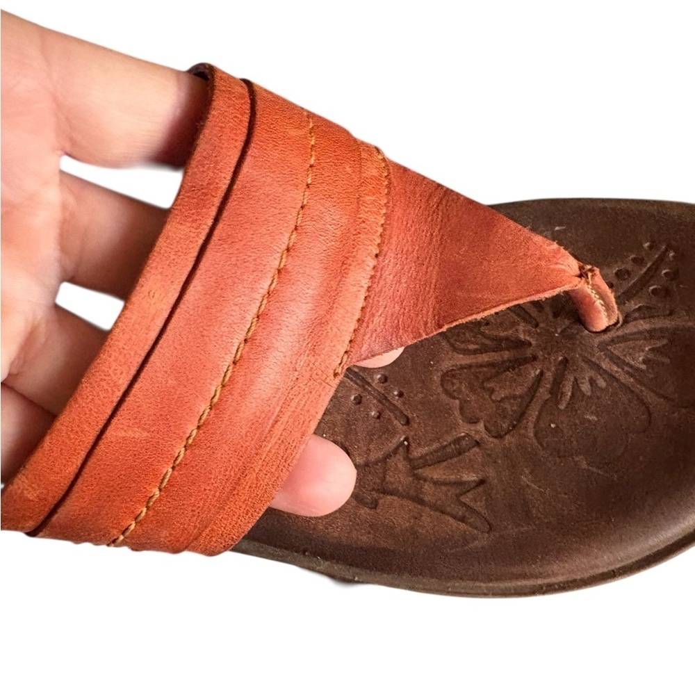 BORN Leather Thong Sandals in Burnt Orange - Women's Slip-On sz 7 preloved - Picture 3 of 9